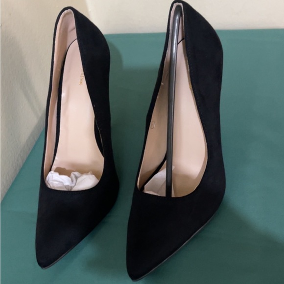 High black heels - Picture 3 of 7